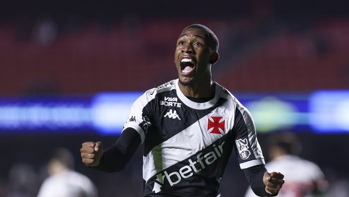 SAO PAULO, BRAZIL - JUNE 12: Rayan of Vasco da Gama celebrates after scoring the team´s first goal during the Brasileirao 2025 match between Sao Paulo and Vasco da Gama at MorumBIS on June 12, 2025 in Sao Paulo, Brazil. (Photo by Ricardo Moreira/Getty Images) Da Wesley a Ortiz fino al talento Rayan: gli affari dell’estate arrivano dal Brasile - immagine 1