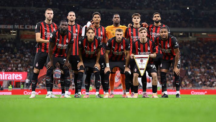 MILAN, ITALY - SEPTEMBER 23: The AC Milan starting eleven line up for a team photo prior to kick off, back row ( L to R ); Strahinja Pavlovic, Adrien Rabiot, Koni De Winter, Mike Maignan, Davide Bartesaghi and Ruben Loftus-Cheek, front row ( L to R ); Fikayo Tomori, Samuele Ricci, Santiago Gimenez, Alexis Saelemaekers and Christopher Nkunku, in the Coppa Italia Frecciarossa Round of 16 match between AC Milan and US Lecce at Giuseppe Meazza Stadium on September 23, 2025 in Milan, Italy. (Photo by Jonathan Moscrop/Getty Images) Juve-Milan