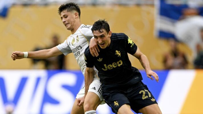 MIAMI GARDENS, FLORIDA - JULY 1: Andrea Cambiaso of Juventus during the FIFA Club World Cup 2025 round of 16 match between Real Madrid CF and Juventus Turin at Hard Rock Stadium on July 1, 2025 in Miami Gardens, Florida. (Photo by Daniele Badolato - Juventus FC/Juventus FC via Getty Images) Cambiaso: “Un peccato non aver sfruttato le occasioni. Pagato la stanchezza ma siamo orgogliosi” - immagine 1