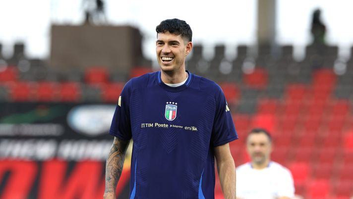 BUDAPEST, HUNGARY - SEPTEMBER 08: Alessandro Bastoni of Italy reacts during a Italy training session at Bozsik Stadion on September 08, 2024 in Budapest, Hungary. (Photo by Claudio Villa/Getty Images) Bastoni, nessuna “punizione” da Gattuso: sarà regolarmente convocato dall’Italia – Ts - immagine 1
