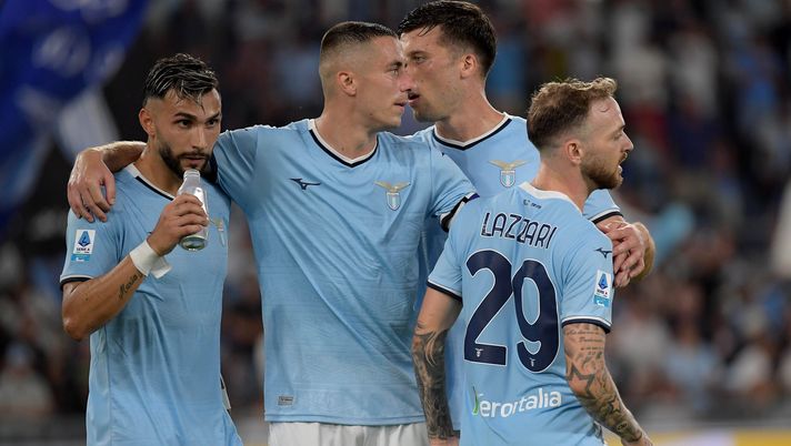 ROME, ITALY - AUGUST 18: Manuel Lazzari of SS Lazio celebrates a third goal during the Serie A match between Lazio and Venezia at Stadio Olimpico on August 18, 2024 in Rome, Italy. (Photo by Marco Rosi - SS Lazio/Getty Images) Lazio, tre squilli al Venezia: la Roma a Cagliari non va oltre il pari a reti bianche - immagine 1