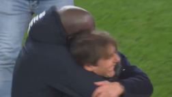 VIDEO Lukaku e Conte, come padre e figlio: il caloroso abbraccio a Bergamo