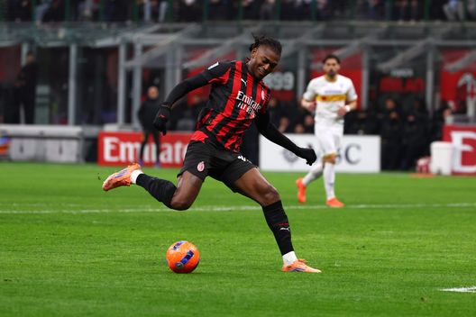 MILAN, ITALY - JANUARY 18: Rafael Leao of AC Milan kicks the ball during the Serie A match between AC Milan and US Lecce at Giuseppe Meazza Stadium on January 18, 2026 in Milan, Italy. (Photo by Giuseppe Cottini/AC Milan via Getty Images) Leao c’è, ma non vola: è solo una questione fisica o anche di ruolo?- immagine 3