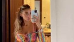 VIDEO / Chiara Frattesi e il vestito multicolore: social in fiamme