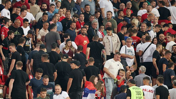 Serbia-Inghilterra, attimi di violenza sugli spalti: deve intervenire la polizia - immagine 1