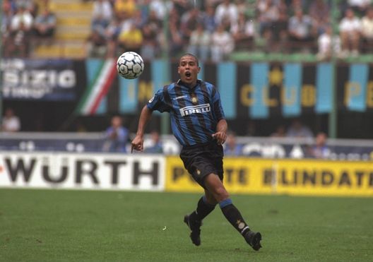 Ronaldo nel 1997 all'Inter. (Foto di: Allsport UK /Allsport) Tutti pazzi per Ronaldo: quando Barcellona e Inter incontrarono il vero Fenomeno- immagine 5