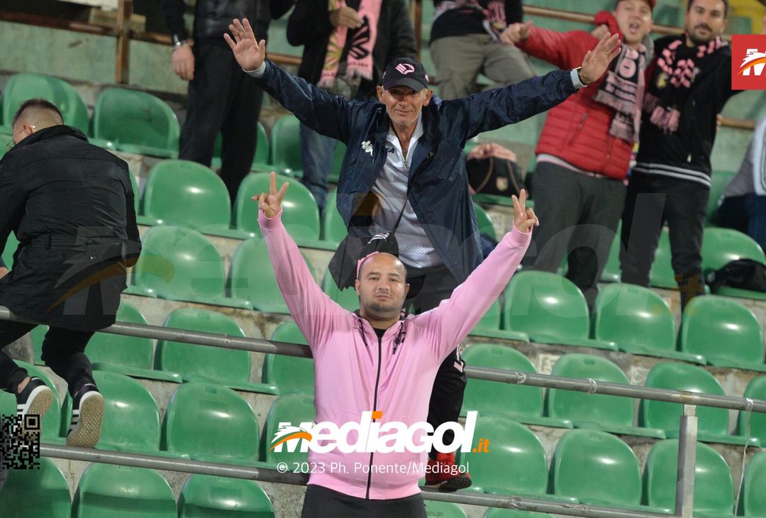 FOTOTIFO Palermo-Brescia 1-0, gli scatti ai tifosi al “Renzo Barbera” (GALLERY) - immagine 40