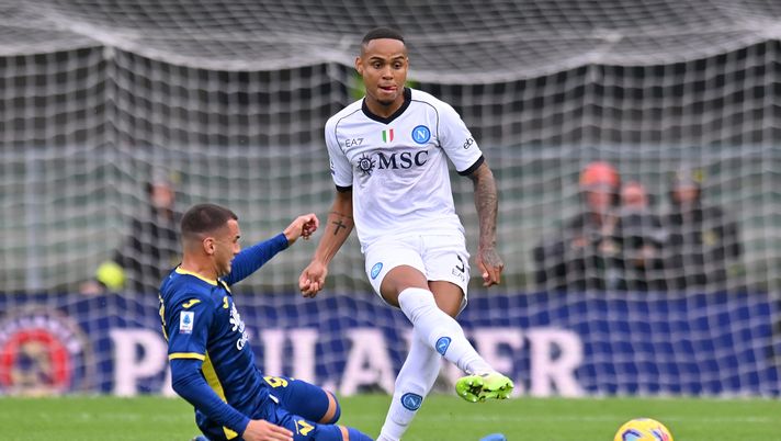 VERONA, ITALY - OCTOBER 21: Natan of SSC Napoli controls the ball whilst under pressure from Federico Bonazzoli of Hellas Verona FC during the Serie A TIM match between Hellas Verona FC and SSC Napoli at Stadio Marcantonio Bentegodi on October 21, 2023 in Verona, Italy. (Photo by Alessandro Sabattini/Getty Images) Garcia