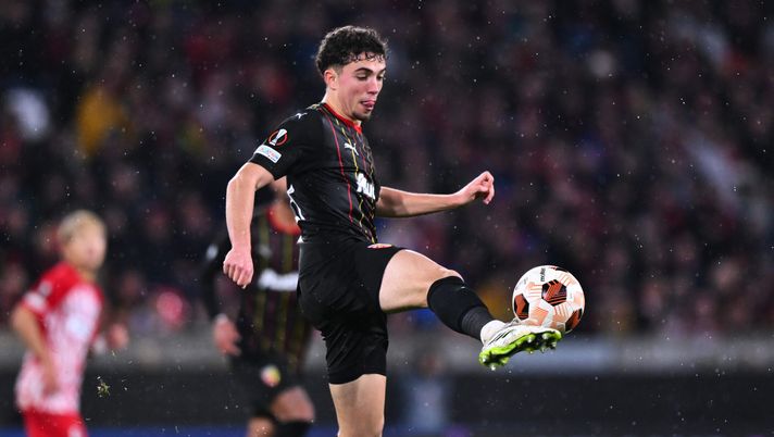 FREIBURG IM BREISGAU, GERMANY - FEBRUARY 22: Neil El Aynaoui of RC Lens controls the ball during the UEFA Europa League 2023/24 knockout round play-offs second leg match between Sport-Club Freiburg and RC Lens at Europa-Park Stadion on February 22, 2024 in Freiburg im Breisgau, Germany. (Photo by Oliver Hardt/Getty Images) Rivoluzione in mezzo, a centrocampo Gasp punta Rios e El Aynaoui - immagine 1