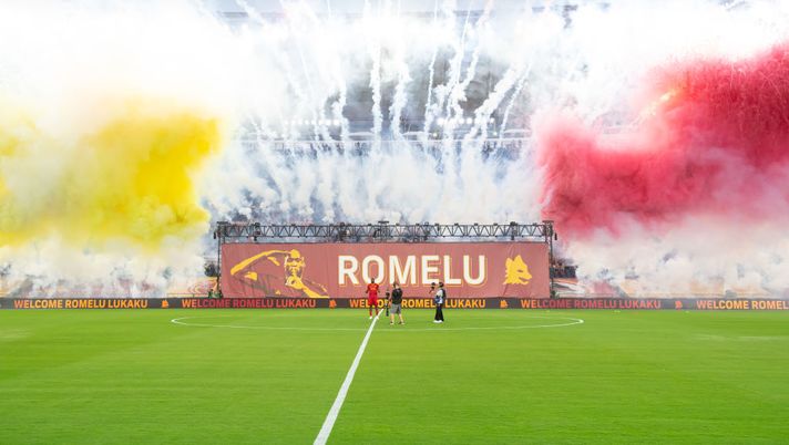 Roma-Milan, show per Lukaku: fuochi d’artificio e fumogeni. Olimpico in delirio - immagine 1