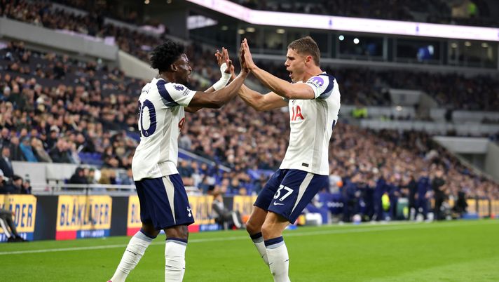 LIVERPOOL, ENGLAND - OCTOBER 26: Micky van de Ven of Tottenham Hotspur celebrates scoring his team's first goal with teammate Mohammed Kudus during the Premier League match between Everton and Tottenham Hotspur at Hill Dickinson Stadium on October 26, 2025 in Liverpool, England. (Photo by Carl Recine/Getty Images) Tottenham Brentford