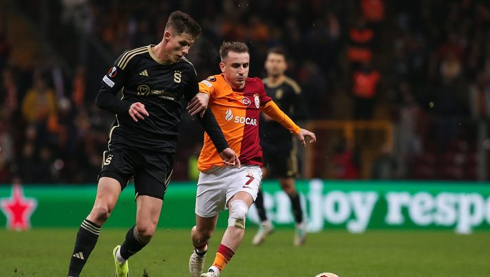 ISTANBUL, TURKEY - FEBRUARY 15: Kerem Akturkoglu of Galatasaray battles for the ball with Martin Vitik of Sparta Praha during the UEFA Europa League 2023/24 Knockout Round Play-offs First Leg match between Galatasaray A.S. and AC Sparta Praha at Ali Sami Yen Arena on February 15, 2024 in Istanbul, Turkey. (Photo by Ahmad Mora - UEFA/UEFA via Getty Images) Carlino – Ecco i possibili sostituti di Beukema - immagine 1