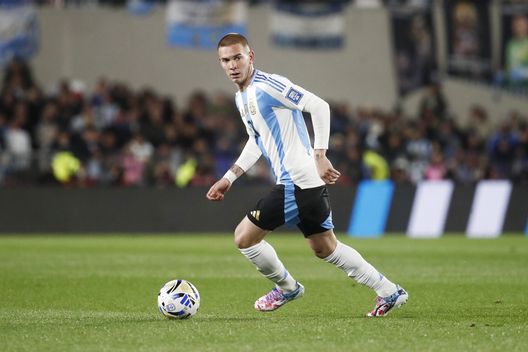 Argentina, esordio Mastantuono: “Non ho ridato un pallone a Messi, mi sono scusato 3 volte”- immagine 2