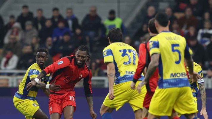 'Il Milan si è fatto sentire con gli arbitri settimana scorsa. Ma si è fatto sentire con chi?! Non lo so. So solo che il Milan perde la partita con il Parma per un gol, per il quale ho chiesto conto a Graziano Cesari, moviolista di Mediaset. Lui mi ha scritto così: 'Non c'era un fallo'. E io: 'Ah'. Lui ha continuato: 'Ce n'erano due: il blocco su Maignan e il fallo di Troilo'. Piccinini non se l'è sentita di andare contro il Var. Il Milan perde la partita per un gol che era da annullare'.