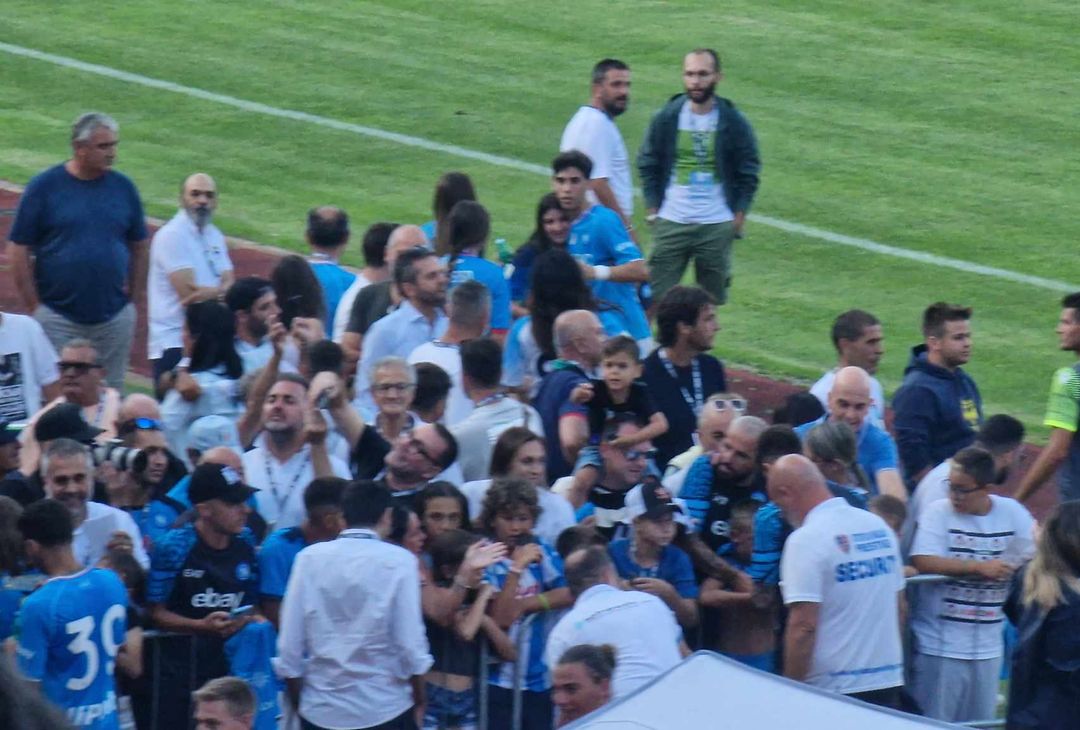 GALLERY Napoli-Anaune, al termine del match i calciatori firmano autografi - immagine 2