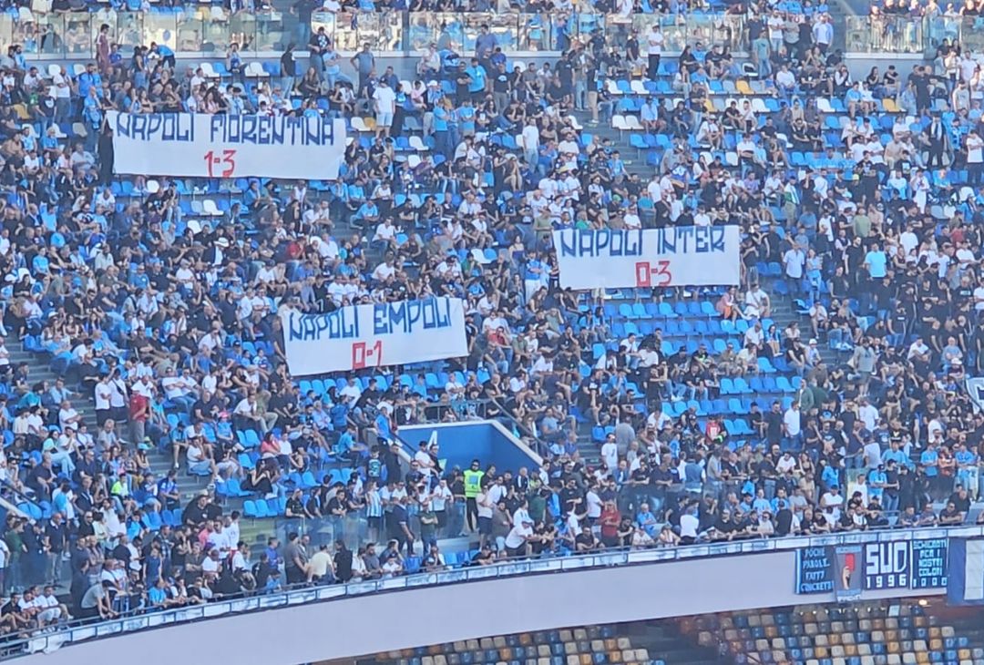 La Curva B ha esposto alcuni striscioni con i risultati horror della stagione del Napoli