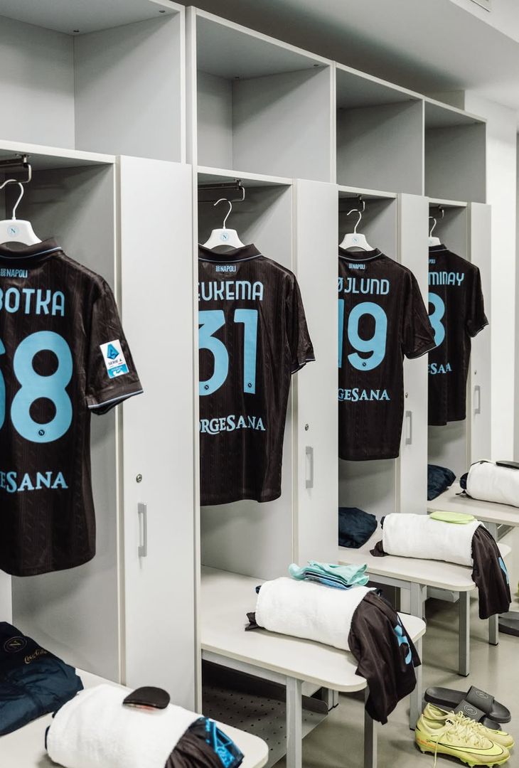 Sale l'attesa per il fischio d'inizio (fissato per le 18:00 odierne) di Juventus-Napoli, gara valevole per la 22ª giornata del campionato 2025/26 di Serie A. Per l'occasione, la squadra di Antonio Conte, come dimostra il seguente post pubblicato dalla società partenopea sul proprio account Instagram, scenderà in campo con indosso la terza maglia, rinominata dallo stesso club di Fuorigrotta con l'appellativo 'Cafè'.