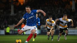 League One, tifoso entra in campo e…insegue l’arbitro!