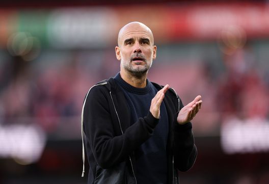 LONDON, INGHILTERRA - 21 SETTEMBRE: Pep Guardiola, allenatore del Manchester City, applaude i tifosi dopo la partita di Premier League tra Arsenal e Manchester City all'Emirates Stadium il 21 settembre 2025 a Londra, Inghilterra. (Foto di Justin Setterfield/Getty Images) Guardiola