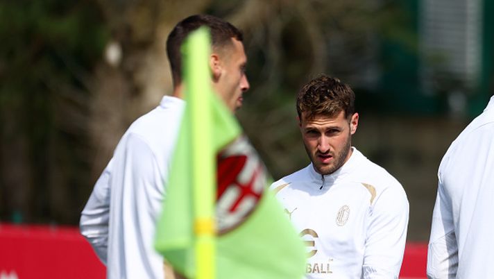 CAIRATE, ITALY - APRIL 03: Santiago Gimenez of AC Milan looks on during an AC Milan Training Session at Milanello on April 03, 2025 in Cairate, Italy. (Photo by Giuseppe Cottini/AC Milan via Getty Images) Milanello, Maignan e Gimenez in gruppo con la squadra - immagine 1