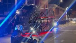 VIDEO, Milan-Pisa: pullman rossonero arrivato a San Siro | PM News