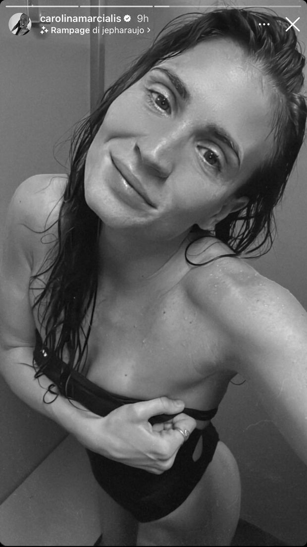 Carolina Marcialis, selfie super sensuale. Lady Cassano in costume scatena il web- immagine 2