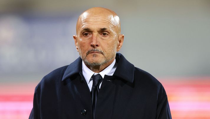 FLORENCE, ITALY - NOVEMBER 22: Head coach Luciano Spalletti manager of Juventus FC looks on during the Serie A match between ACF Fiorentina and Juventus FC at Artemio Franchi on November 22, 2025 in Florence, Italy. (Photo by Gabriele Maltinti/Getty Images) Zhegrova risponde ai tifosi. Spalletti lo fulmina e viene applaudito, l’episodio - immagine 1