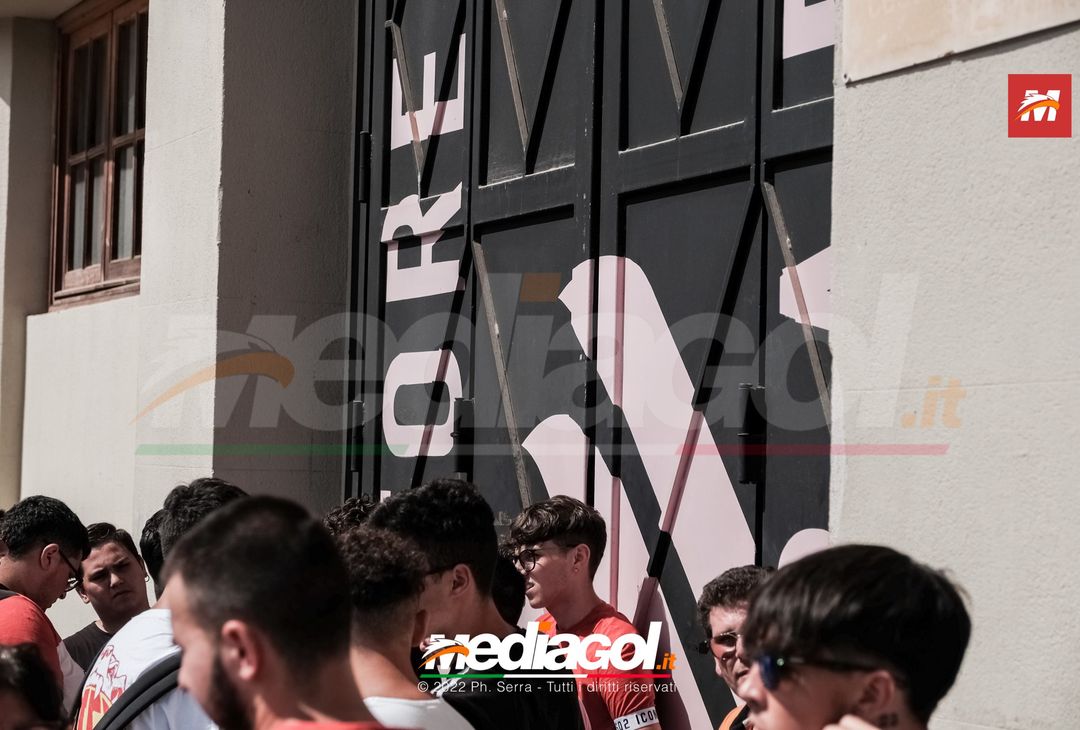 FOTO Palermo-Padova, tifosi in coda al “Barbera” per un biglietto (Gallery) - immagine 18