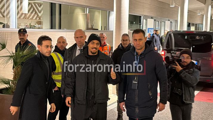 Roma, Malen è atterrato a Ciampino: arriva in prestito con obbligo di riscatto - immagine 1