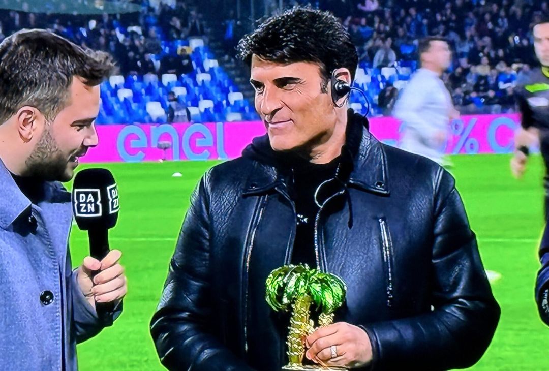 Sal Da Vinci mostra il premio del Festival di Sanremo al Maradona GALLERY- immagine 1