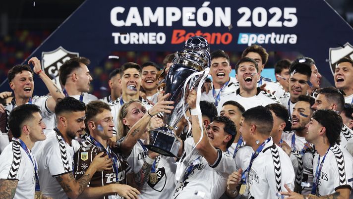 SANTIAGO DEL ESTERO, ARGENTINA - JUNE 01: Ignacio Schor of Platense and teammates celebrate with the trophy after winning the Torneo Apertura Betano 2025 Final between Huracan and Platense at Estadio Unico Madre de Ciudades on June 01, 2025 in Santiago del Estero, Argentina. (Photo by Joaquín Camiletti/Getty Images) Il Platense è entrato nella storia: è campione d’Argentina per la prima volta - immagine 1