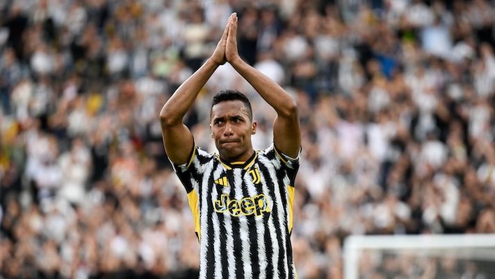 TURIN, ITALY - MAY 25: Alex Sandro of Juventus gestures as he leaves the pitch in his last game with the team during the Serie A TIM match between Juventus and AC Monza at Allianz Stadium on May 25, 2024 in Turin, Italy. (Photo by Daniele Badolato - Juventus FC/Juventus FC via Getty Images) Alex Sandro, addio commosso alla Juve: “Viaggio fantastico, la storia di questo club…” - immagine 1