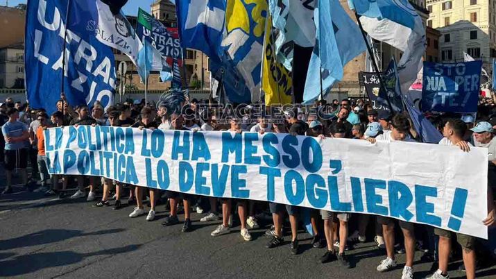 Striscione contro Lotito Striscione contro Lotito