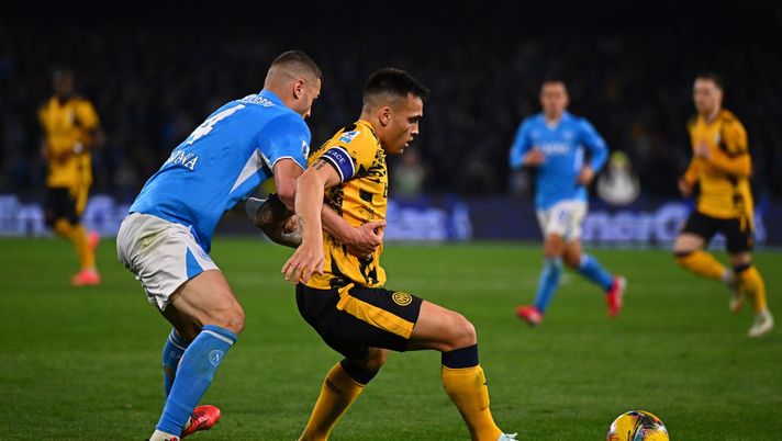 NAPLES, ITALY - MARCH 01: Alessandro Buongiorno of Napoli competes for the ball with Lautaro Martinez of FC Internazionale during the Serie A match between Napoli and FC Internazionale at Stadio Diego Armando Maradona on March 01, 2025 in Naples, Italy. (Photo by Mattia Ozbot - Inter/Inter via Getty Images) Napoli-Inter, dove vedere il big match in diretta tv e streaming LIVE - immagine 1