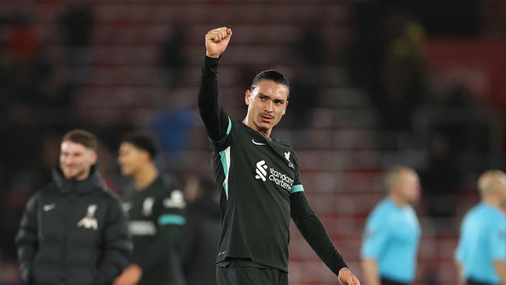 SOUTHAMPTON, ENGLAND - DECEMBER 18: Darwin Nunez of Liverpool acknowledges the fans afterg the Carabao Cup Quarter Final match between Southampton and Liverpool at St Mary's Stadium on December 18, 2024 in Southampton, England. (Photo by Michael Steele/Getty Images)  Mariano Bogliacino: “Darwin Nunez al Milan? E’ un Toro” - immagine 1