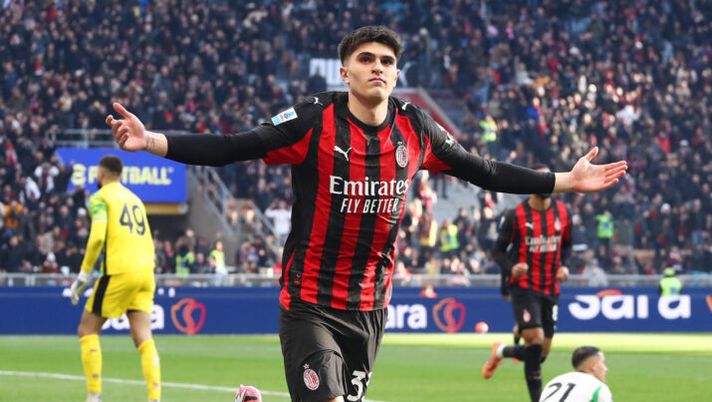 MILAN, ITALY - DECEMBER 14: Davide Bartesaghi of AC Milan celebrates scoring his team's second goal during the Serie A match between AC Milan and US Sassuolo Calcio at Giuseppe Meazza Stadium on December 14, 2025 in Milan, Italy. (Photo by Marco Luzzani/Getty Images) Bartesaghi: “Io come Theo Hernandez? Rispondo così! Sulla fiducia di Allegri…” - immagine 1