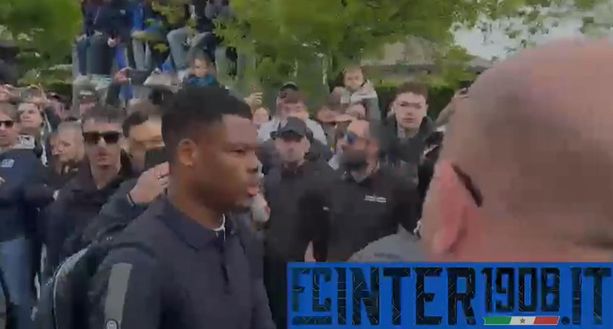 Folla alla Pinetina: Dumfries, Pavard e Thuram a piedi raggiungono il Centro Suning- immagine 2