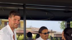 Gabbia al suo matrimonio in camicia e pantaloncini del Milan