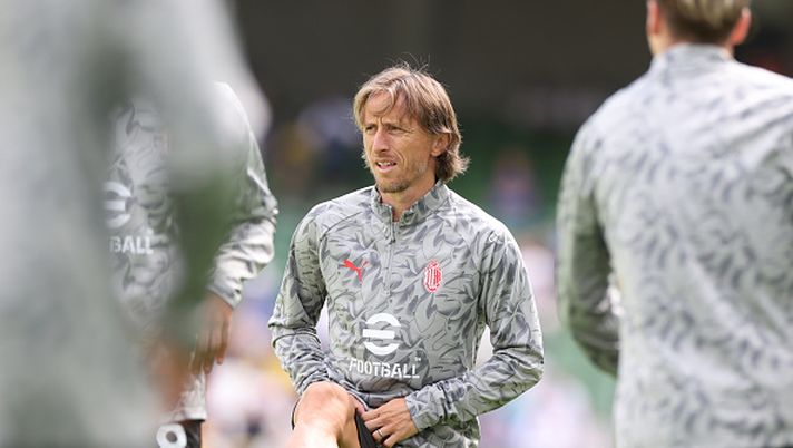 DUBLIN, IRELAND - AUGUST 09: Luka Modric of AC Milan warms up ahead before the pre-season friendly match between Leeds United and AC Milan at Aviva Stadium on August 09, 2025 in Dublin, Ireland. (Photo by Claudio Villa/AC Milan via Getty Images) formazione Milan