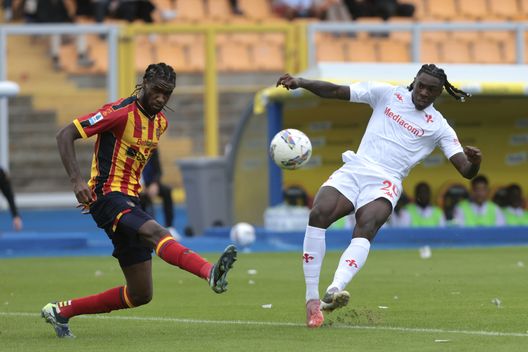 LECCE, ITALY - OCTOBER 20: Kialonda Gaspar of Lecce competes for the ball with Moise Kean of Fiorentina during the Serie A match between Lecce and Fiorentina at Stadio Via del Mare on October 20, 2024 in Lecce, Italy. (Photo by Maurizio Lagana/Getty Images) È vero, Kean è stato pagato troppo per come si presentava. Ma vale il doppio!- immagine 2