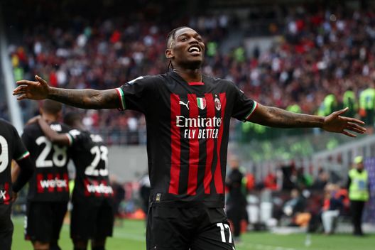 MILAN, ITALY - APRIL 23: Rafael Leao of AC Milan celebrates after scoring the team's first goal during the Serie A match between AC Milan and US Lecce at Stadio Giuseppe Meazza on April 23, 2023 in Milan, Italy. (Photo by Marco Luzzani/Getty Images) milan-lecce-precedenti-statistiche-curiosita-allegri-di-francesco-leao-falcone-pulisic-san-siro