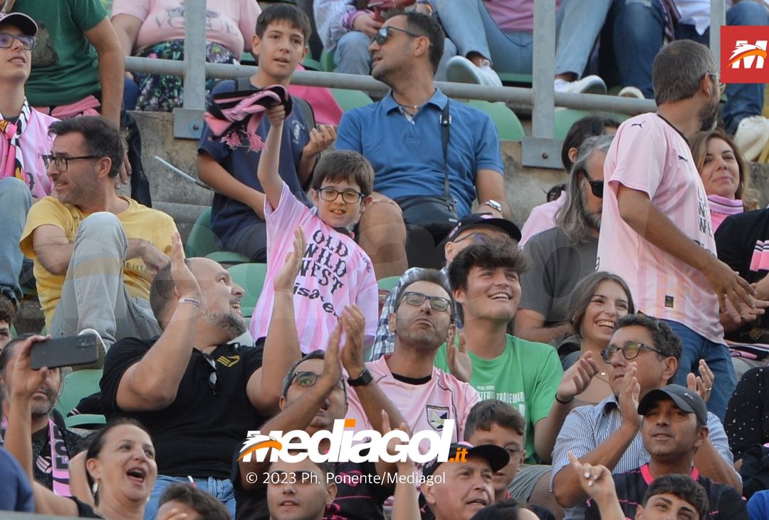 FOTOTIFO Palermo-Lecco, gli scatti ai tifosi al “Renzo Barbera” (GALLERY) - immagine 106