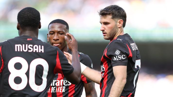 DUBLIN, IRELAND - AUGUST 09: Santiago Gimenez of AC Milan celebrates with team-mates after scoring the goal during the pre-season friendly match between Leeds United and AC Milan at Aviva Stadium on August 09, 2025 in Dublin, Ireland. (Photo by Claudio Villa/AC Milan via Getty Images) Gimenez: “Il miglior modo di ricominciare per un attaccante è segnando un gol” - immagine 1