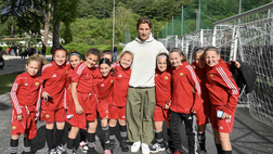 Roma, Bove incontra i bambini della scuola calcio: tanti sorrisi e autografi