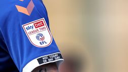 Assurdo in Inghilterra, manca il quarto uomo e viene chiamato un tifoso dagli spalti