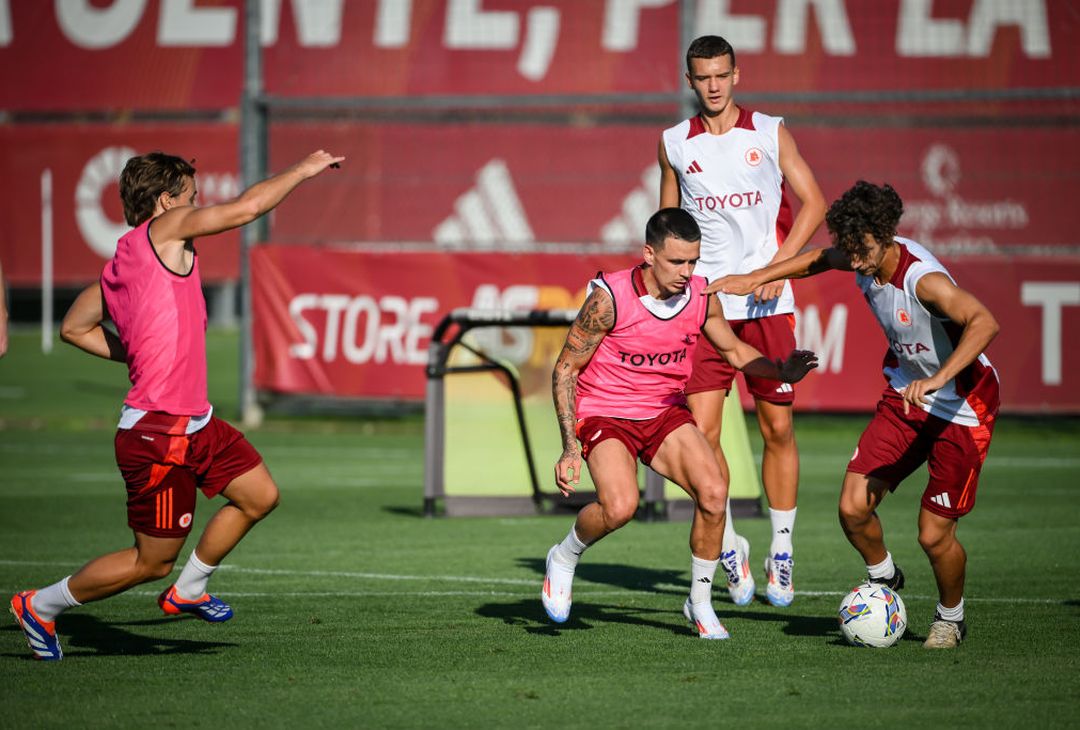 Trigoria, la firma e il primo allenamento di Enzo Le Fée con la Roma – FOTO GALLERY - immagine 9