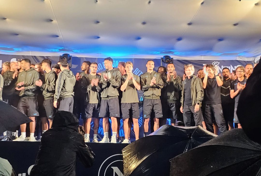 GALLERY Presentazione squadra, il pubblico accoglie i propri beniamini dal palco - immagine 9