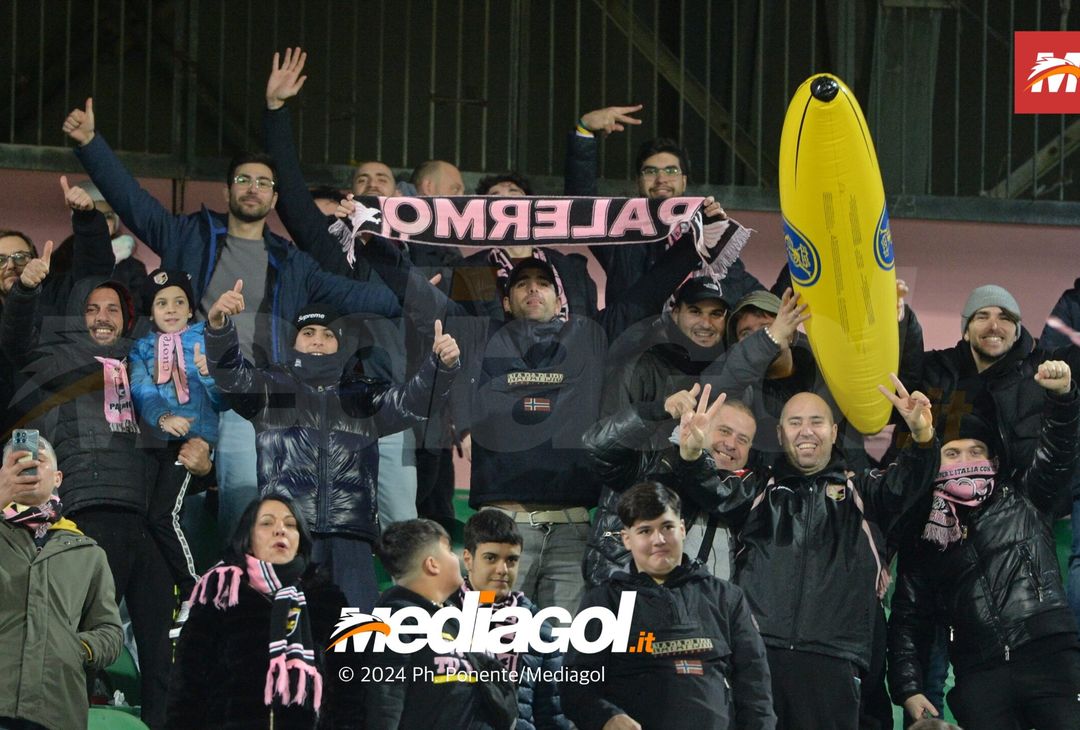 FOTOTIFO Palermo-Bari 3-0, gli scatti ai tifosi al “Renzo Barbera” (GALLERY) - immagine 48