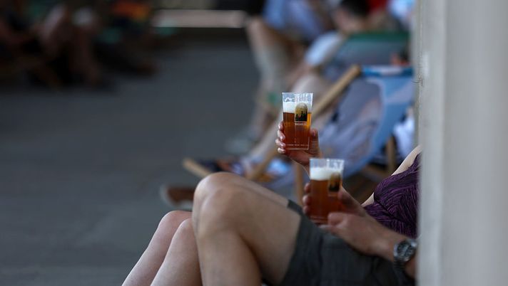 BERLIN, GERMANY - JULY 02: People drink beer during a sweltering summer's day on July 02, 2025 in Berlin, Germany. Weather forecasters are predicting record high temperatures for early July today and tomorrow as a heat wave sweeps the country. (Photo by Maryam Majd/Getty Images) League One, l’Exeter City non potrà vendere alcolici a causa di una regola - immagine 1