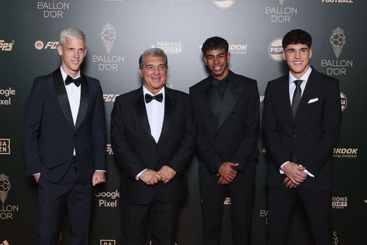 Dani Olmo, Joan Laporta, Lamine Yamal and Pau Cubarsí alla cerimonia di assegnazione del Pallone d'Oro (Photo by Pascal Le Segretain/Getty Images)